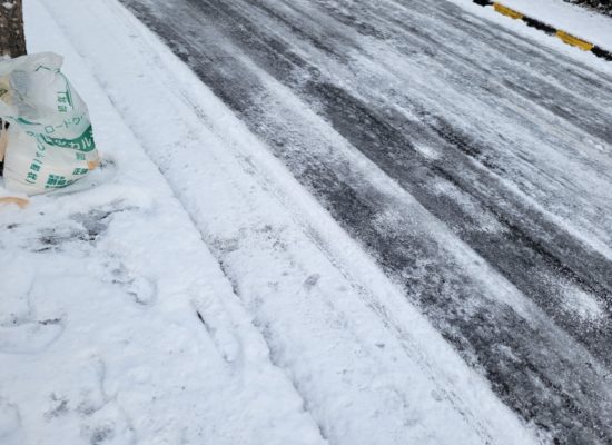 昨日の大雪でたいへん路面状況が悪くなっています