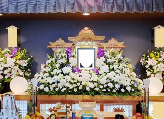 家族葬　清楚に　白と紫のお花に囲まれて